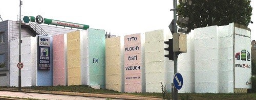Testovací stěna-protihluková bariéra Praha - Barrandov (tato stěna vyčistí za jeden den tolik vzduchu, kolik spotřebuje 200 lidí za celý rok)